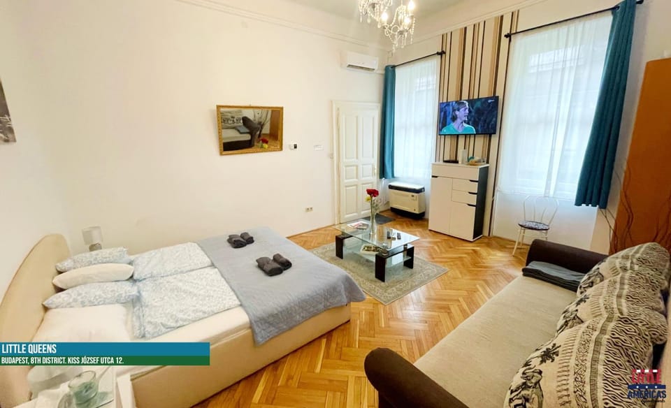 Bed, TV and multimedia, Living room, Photo of the whole room, Bedroom