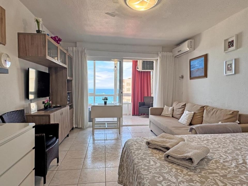 Bed, TV and multimedia, Living room, Photo of the whole room, Seating area, Dining area, Bedroom, Sea view