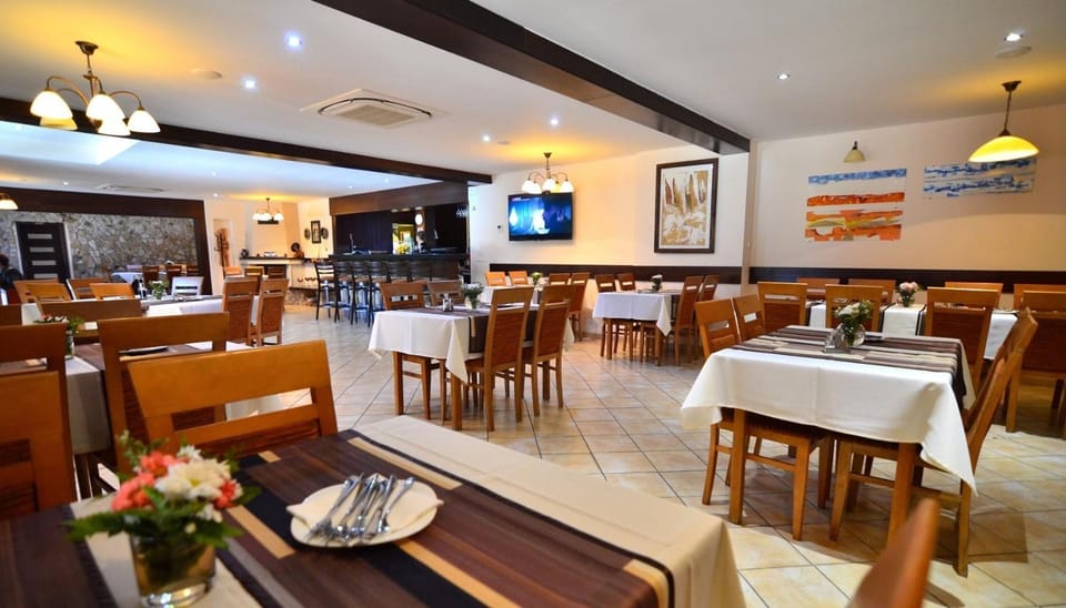 Restaurant/places to eat, Lounge or bar