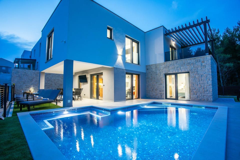 Property building, Pool view, Swimming pool, Swimming pool