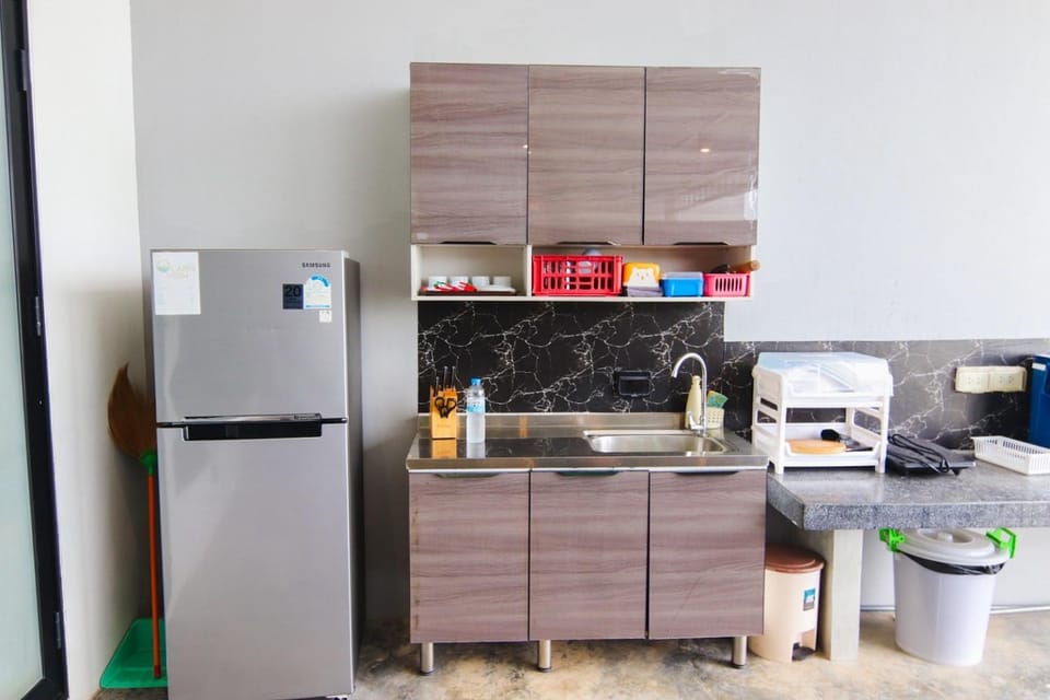 Coffee/tea facilities, Kitchen or kitchenette, minibar, oven, stove