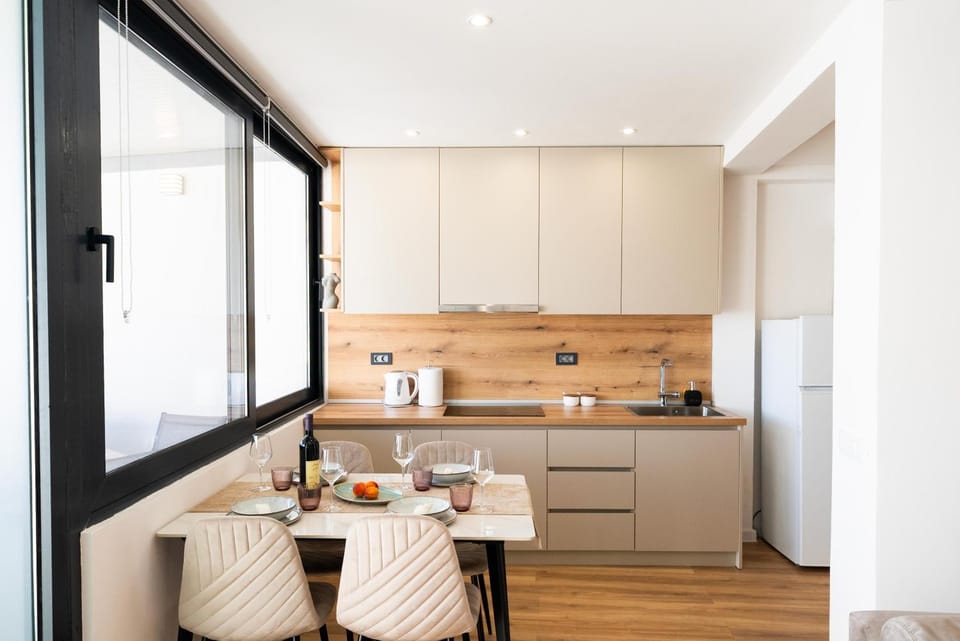 Kitchen or kitchenette, Dining area