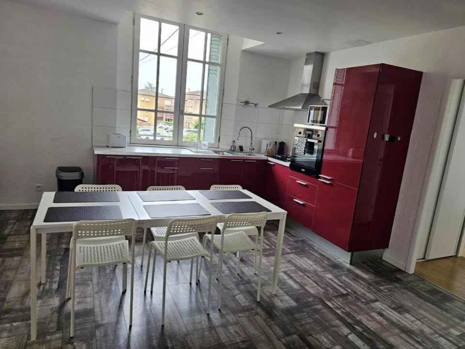 Kitchen or kitchenette, Dining area, dishwasher, oven, pet friendly, stove, toaster