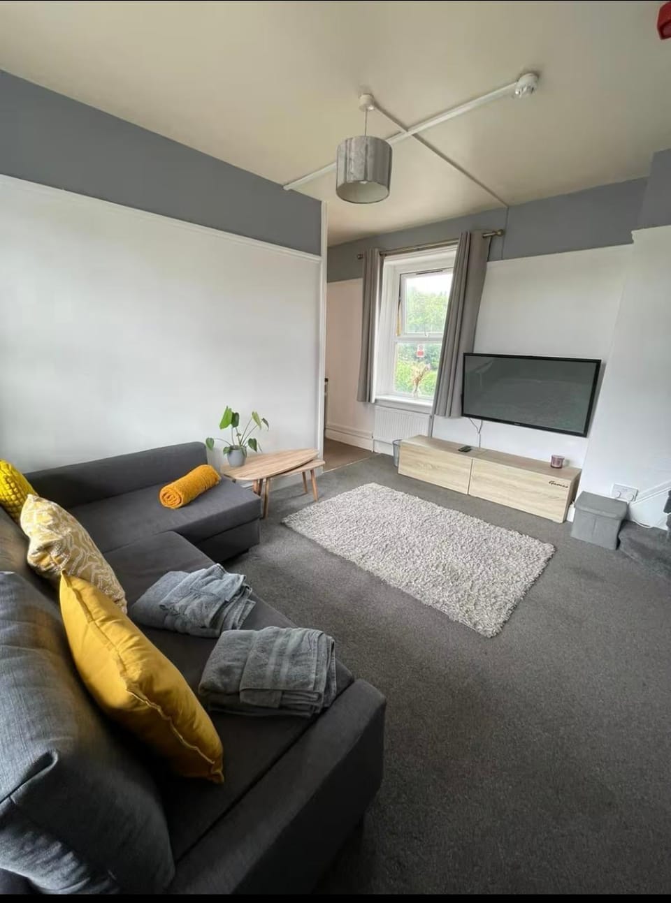 2 Bed Apartment Near Yeovil Hospital & Leonardo Apartment in Yeovil