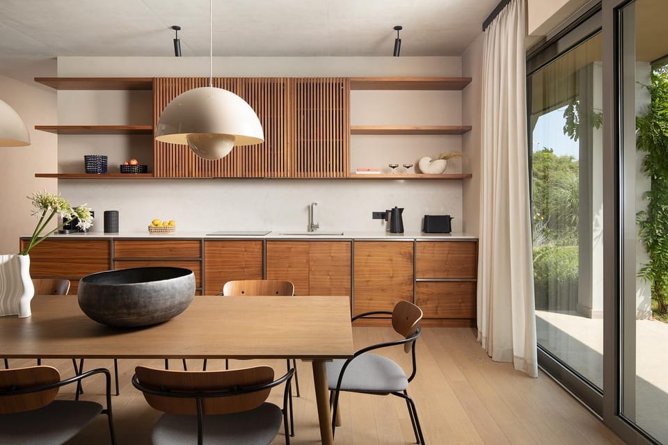 Kitchen or kitchenette, Dining area