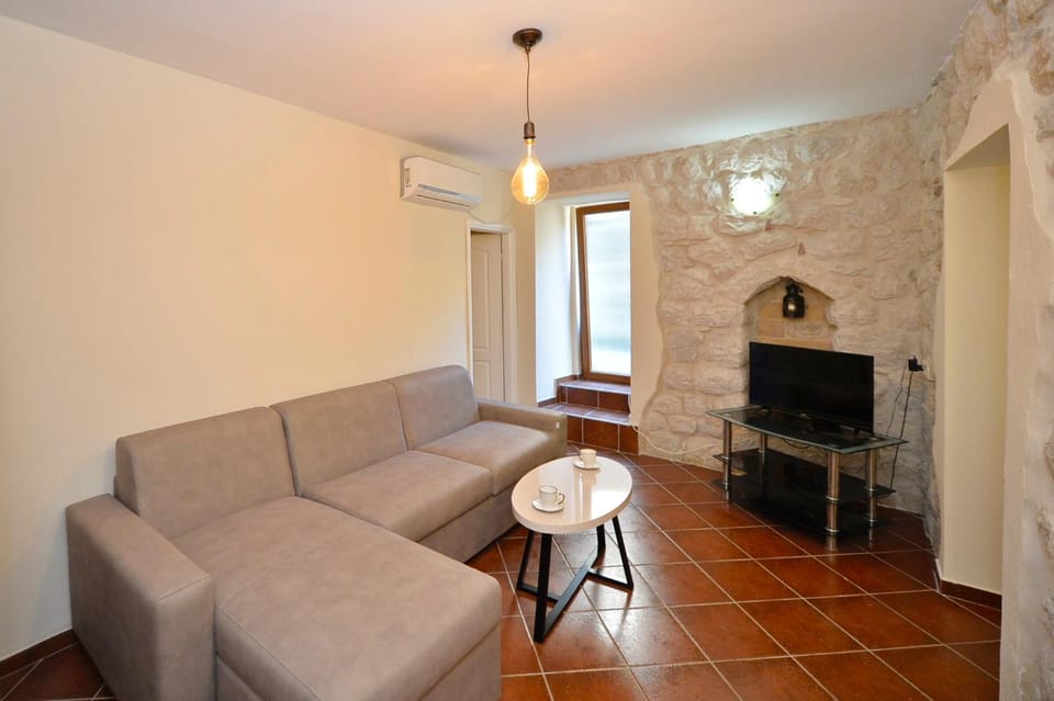 TV and multimedia, Living room, Seating area, Evening entertainment, air conditioner