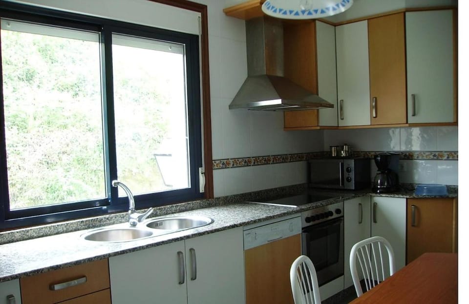 Kitchen or kitchenette, dishwasher