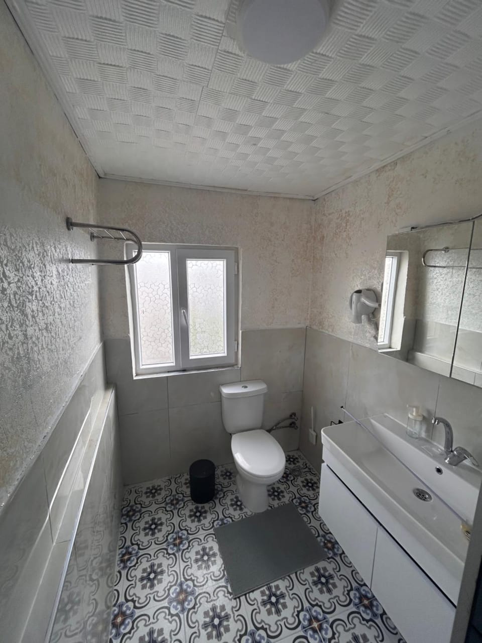 Shower, Toilet, Bathroom, Bath, bidet, towels