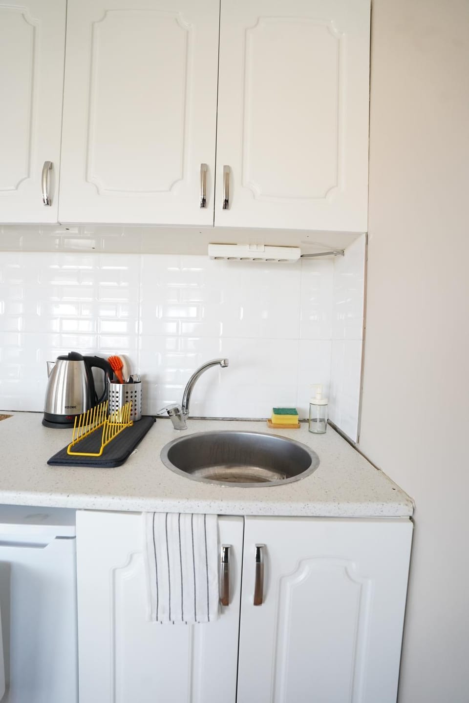 Coffee/tea facilities, Kitchen or kitchenette, stove