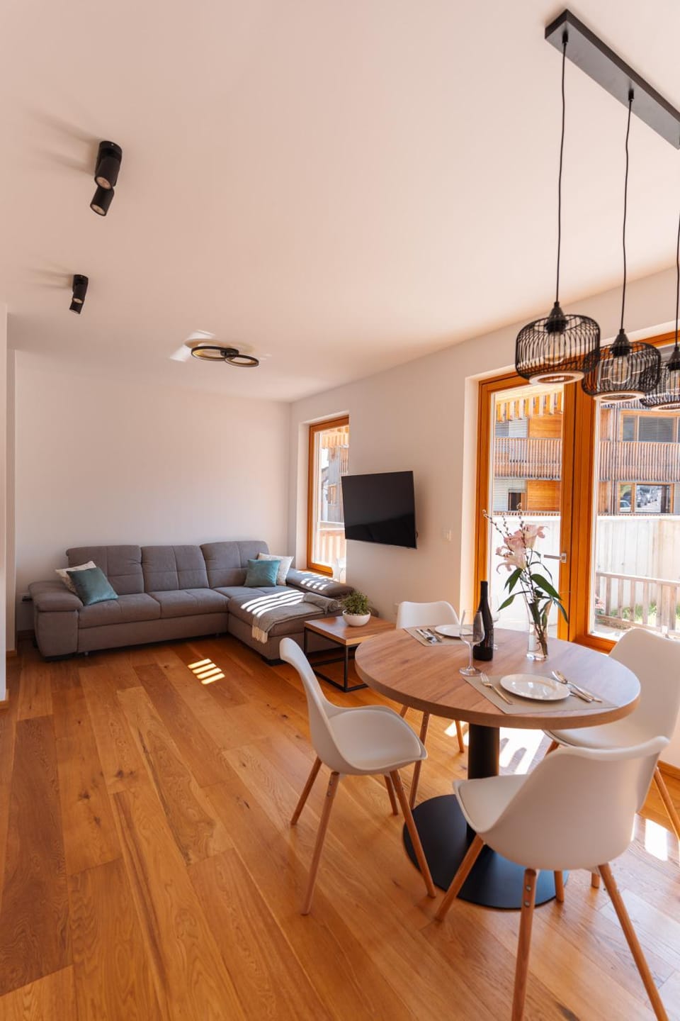 TV and multimedia, Seating area, Dining area
