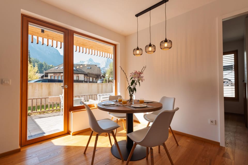 View (from property/room), Balcony/Terrace, Dining area