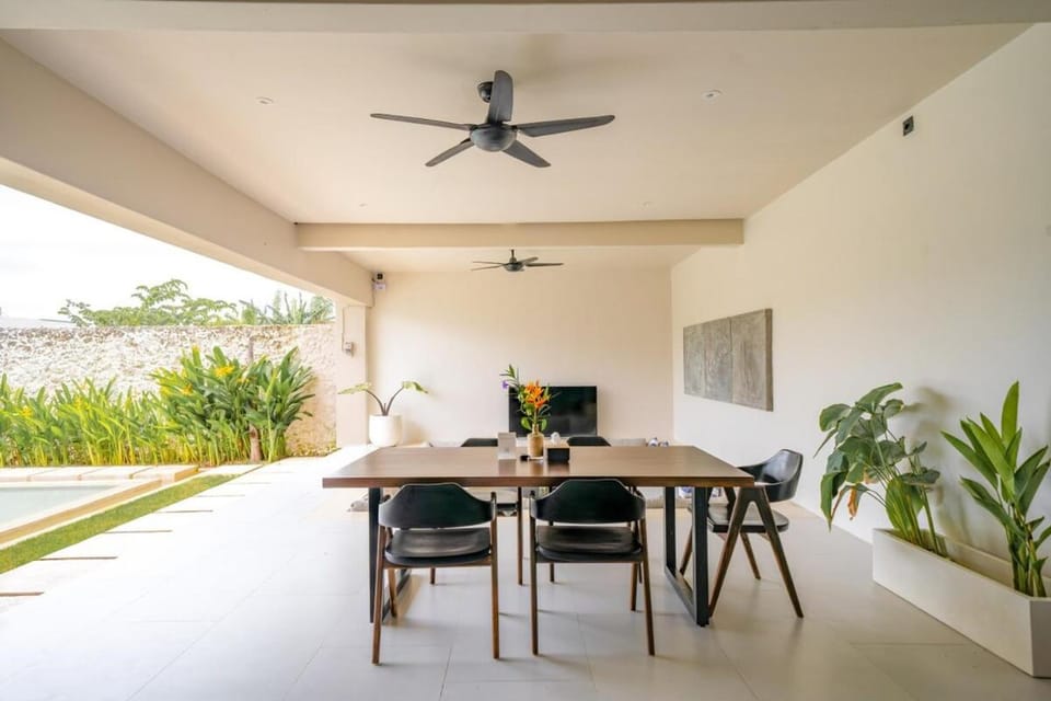 Patio, Day, Dining area
