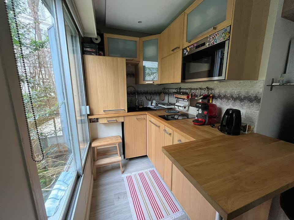 Coffee/tea facilities, Kitchen or kitchenette, Dining area, dishwasher, oven, stove