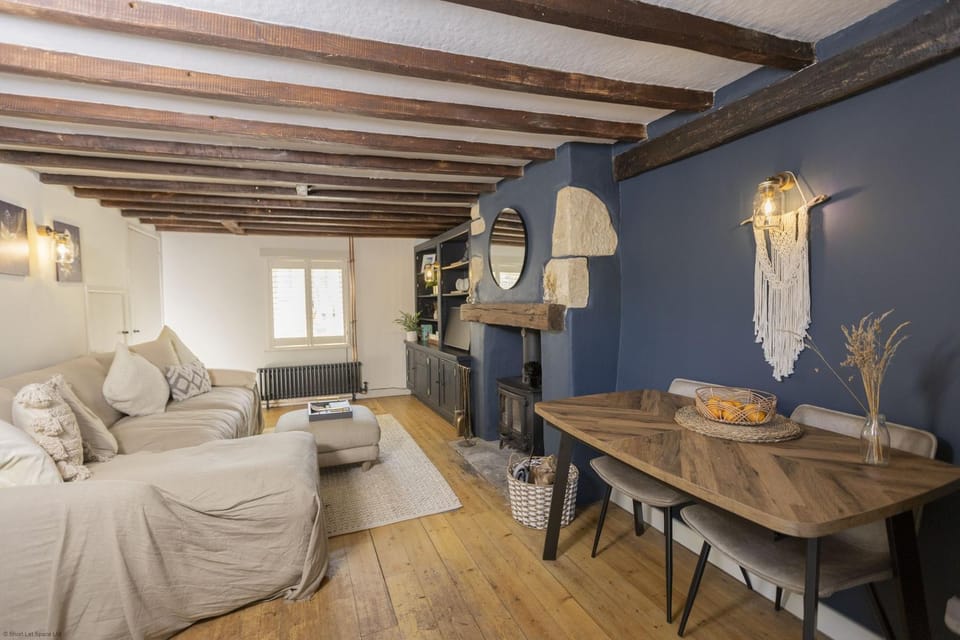 TV and multimedia, Living room, Photo of the whole room, Seating area, Dining area, fireplace