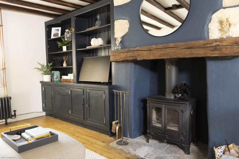 Property building, TV and multimedia, fireplace, heating