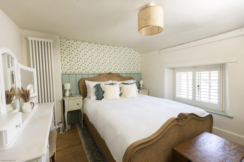 Bed, Photo of the whole room, Seating area, Bedroom, heating