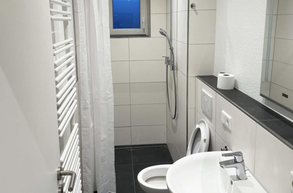 Work and Sleep Düsseldorf 6 Pers Bahnhofsnah Monteure und Gruppen D6 Apartment in Neuss