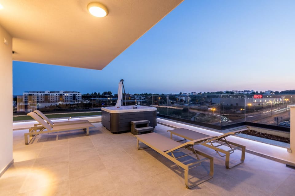 View (from property/room), Balcony/Terrace, Seating area, City view