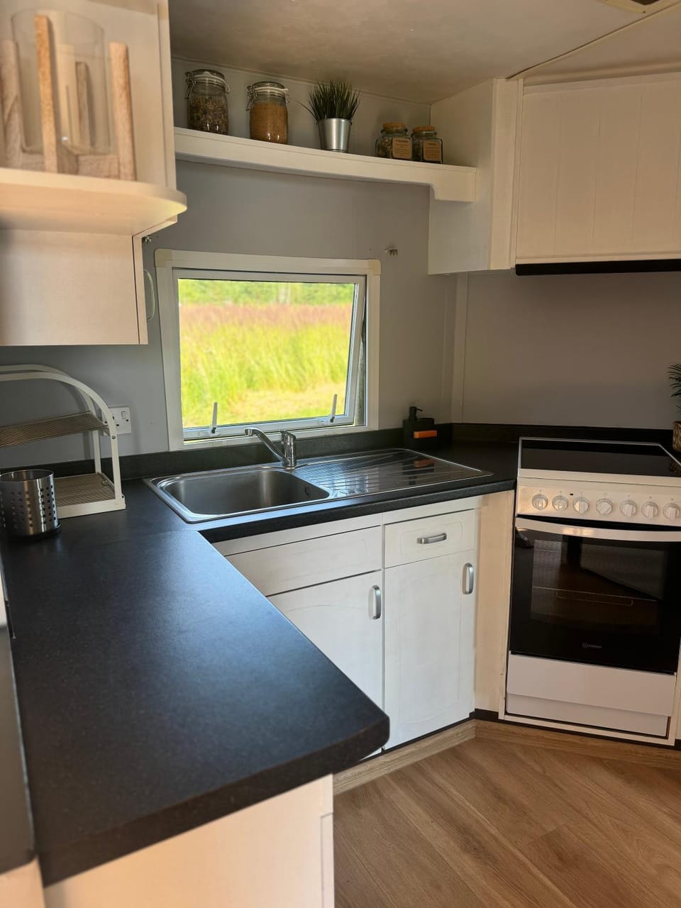 Kitchen or kitchenette, oven, pet friendly, stove