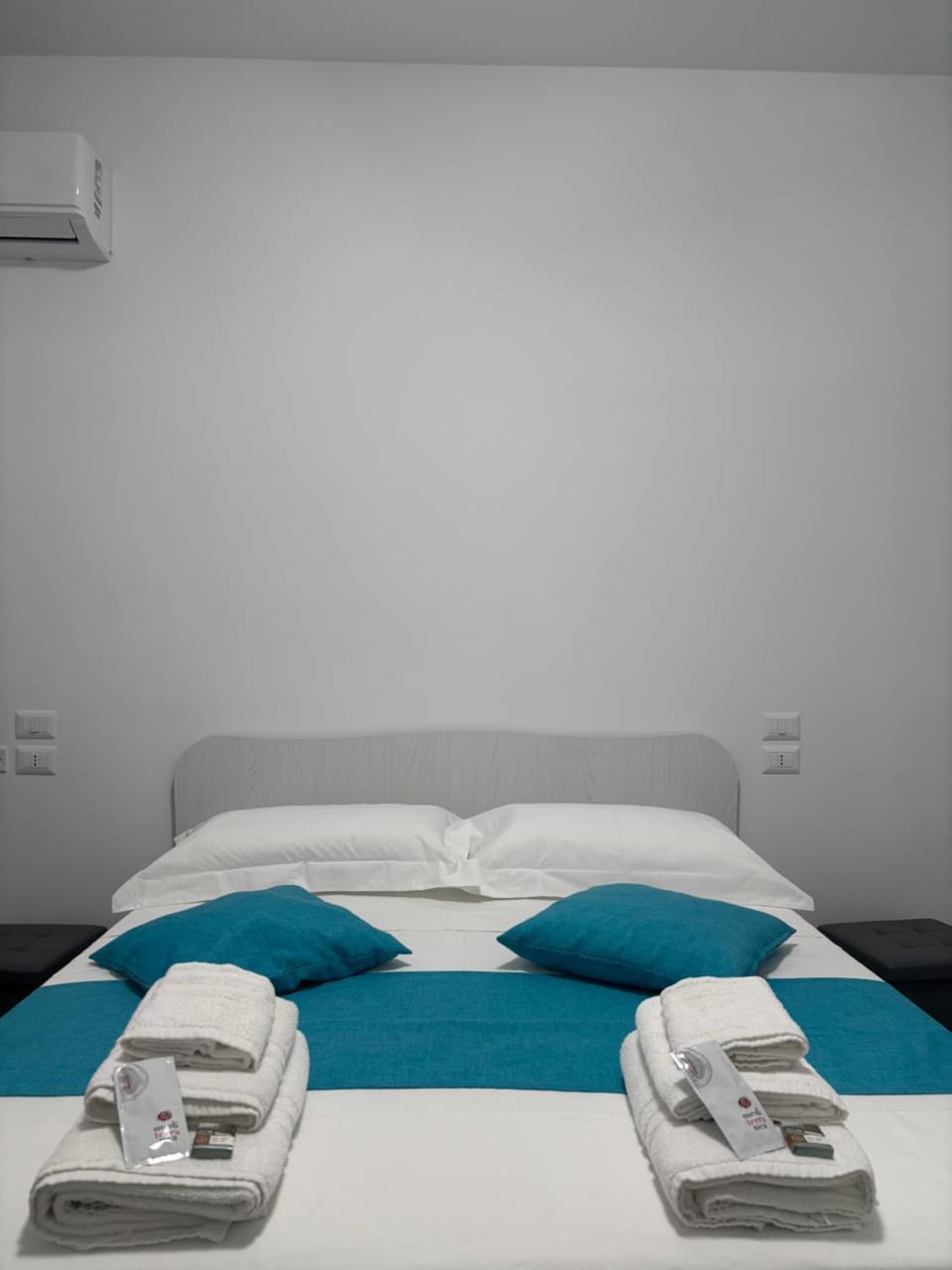 Bedroom, towels, air conditioner