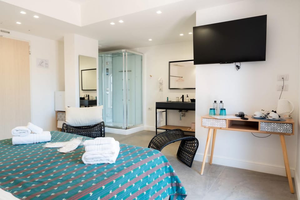 Shower, Bed, Photo of the whole room, Bedroom