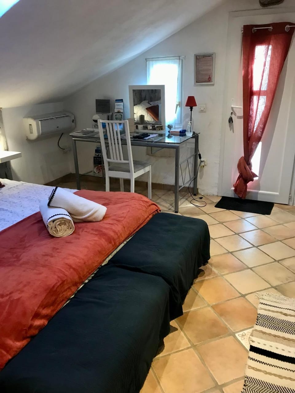 Bed, Photo of the whole room, Bedroom