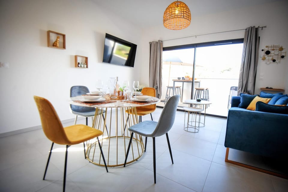 TV and multimedia, Living room, Seating area, Dining area