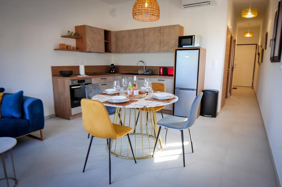 Kitchen or kitchenette, Living room, Seating area, Dining area, oven, stove, air conditioner