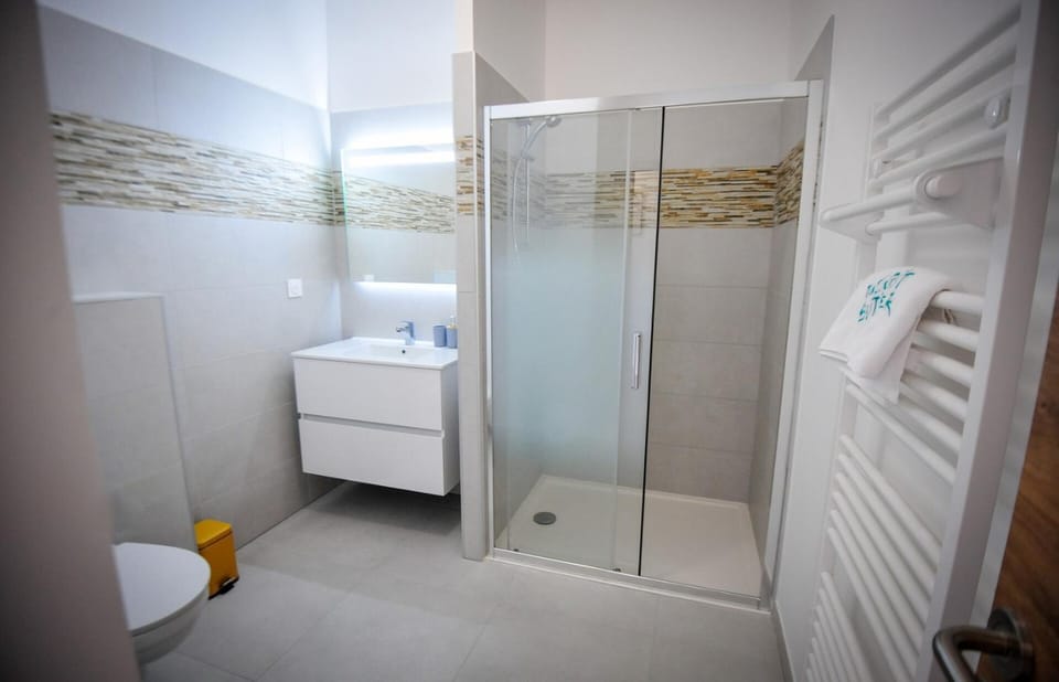 Shower, Toilet, Bathroom, towels