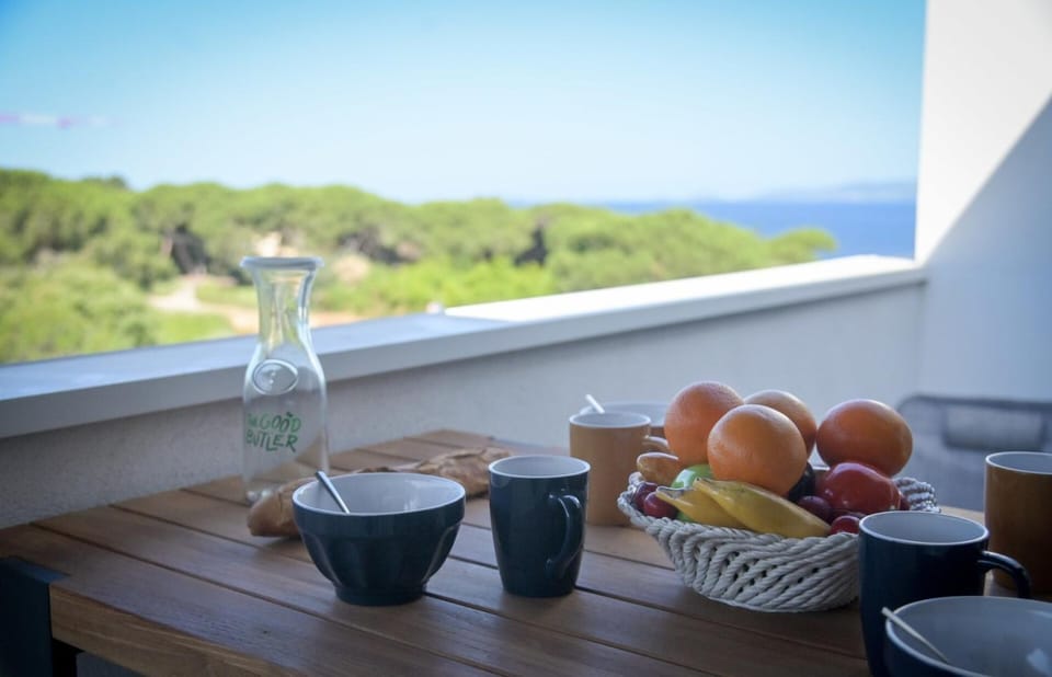 Natural landscape, View (from property/room), Balcony/Terrace, Dining area, Sea view