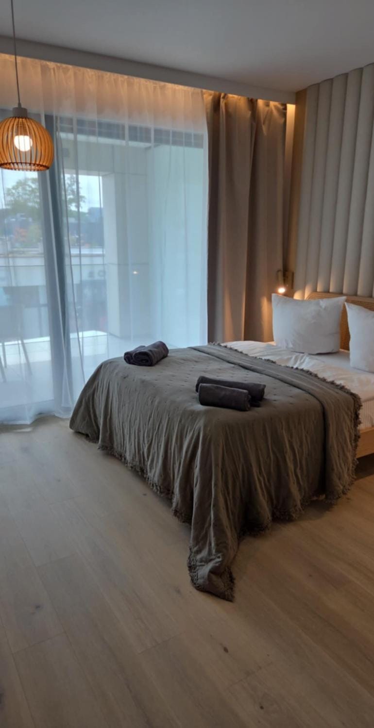 Bed, Bedroom, towels