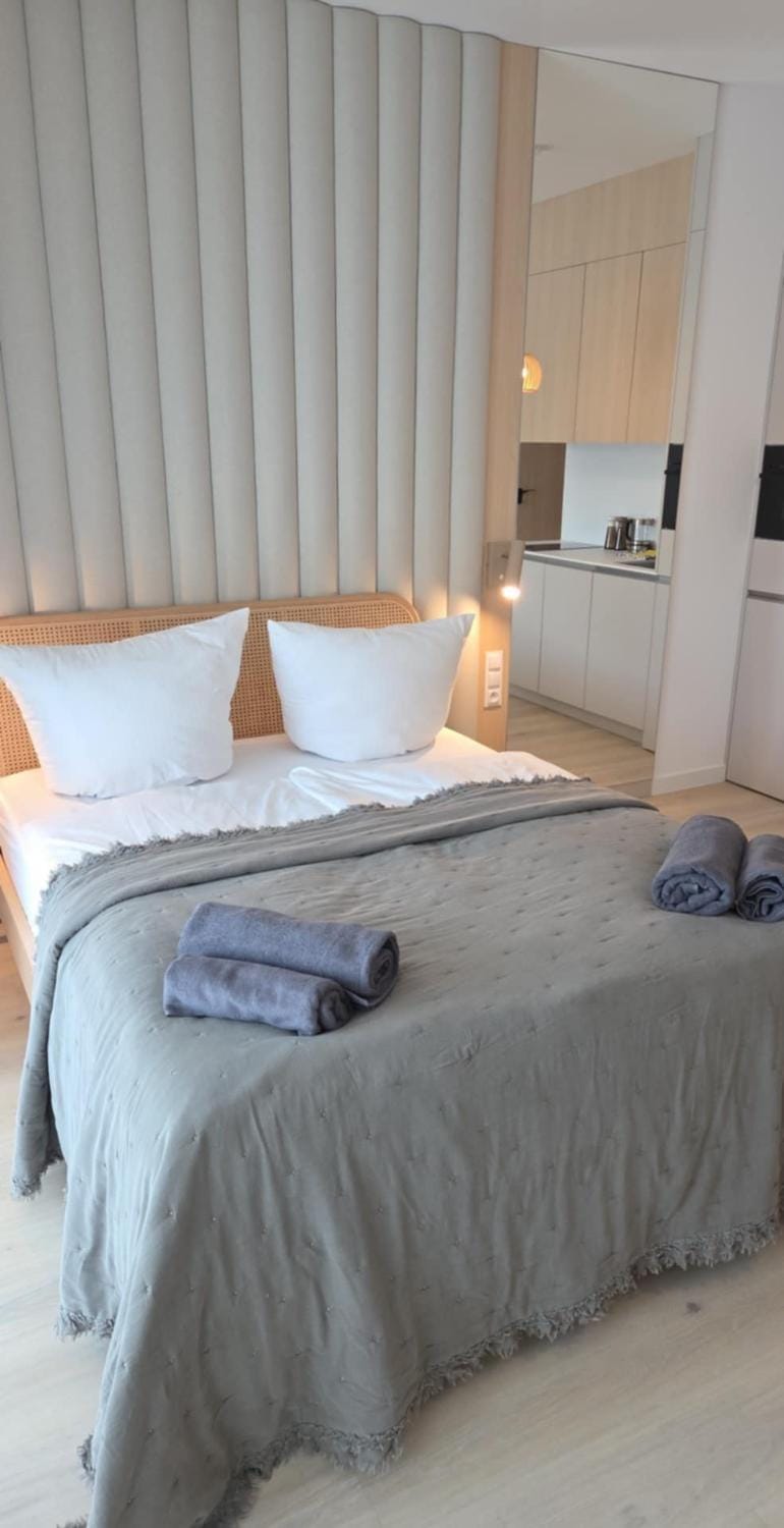 Bed, Bedroom, towels