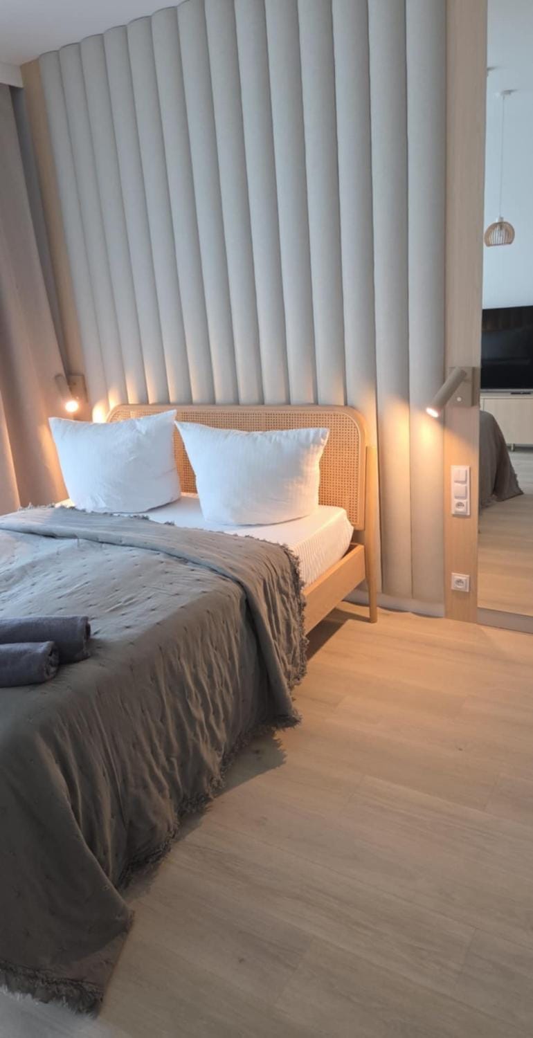 Bed, Bedroom, Swimming pool