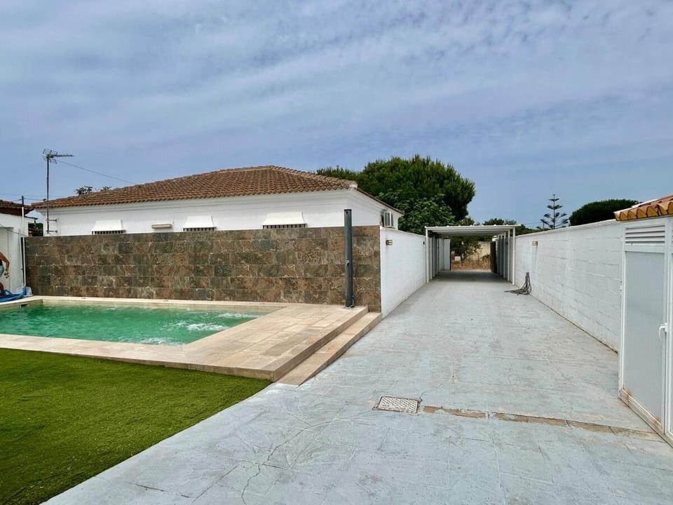 Property building, Day, Pool view, Swimming pool