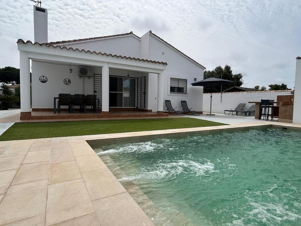 Property building, Patio, Day, Garden, Garden view, Pool view, Swimming pool, sunbed