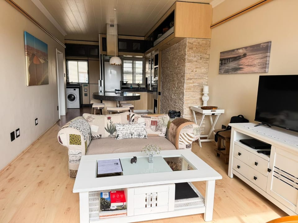 TV and multimedia, Kitchen or kitchenette, Living room, Seating area