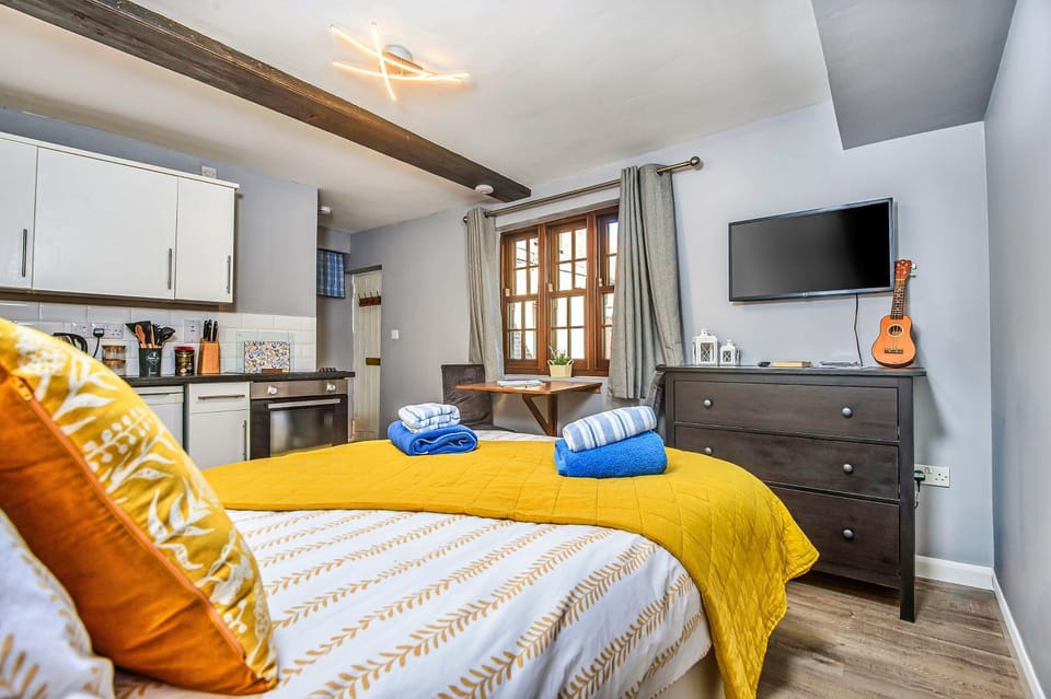 Bed, TV and multimedia, Dining area, Bedroom, kitchen