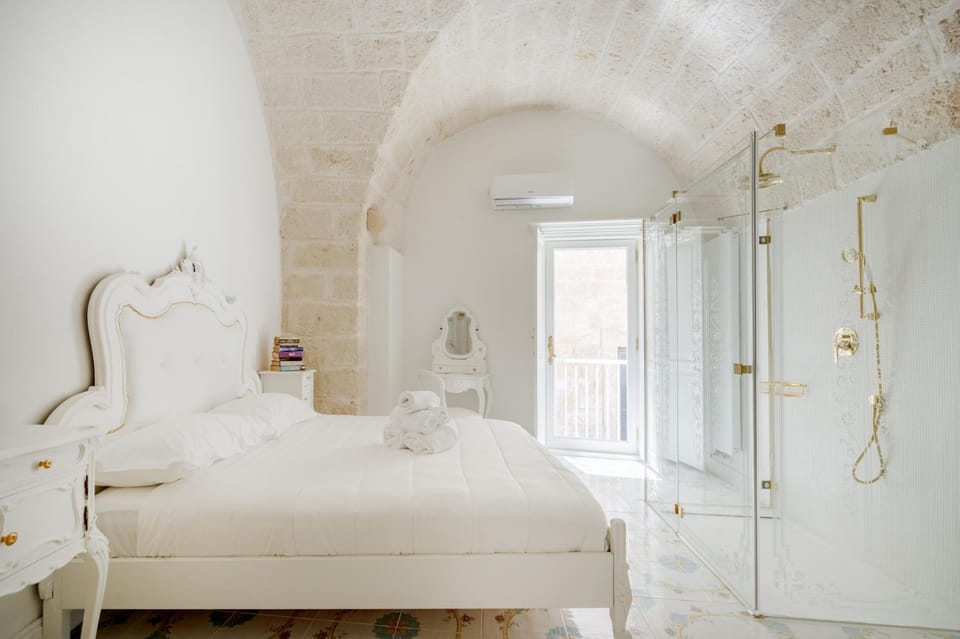 Marchesa - 2 Bedrooms, Terrace & Bath Tub in Center Apartment in Apulia
