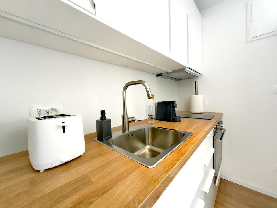 Coffee/tea facilities, Kitchen or kitchenette, stove, toaster