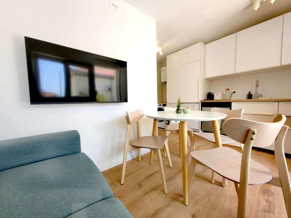 TV and multimedia, Kitchen or kitchenette, Living room, Seating area, Dining area