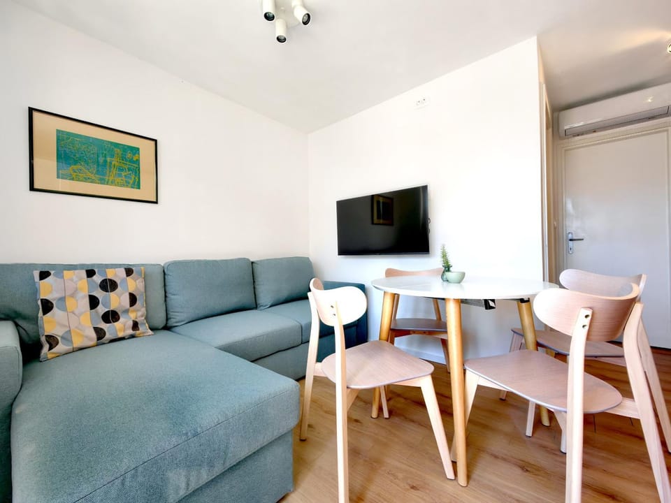 TV and multimedia, Living room, Seating area, Dining area
