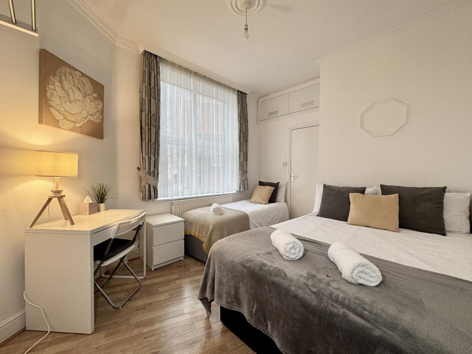 Group Getaway near King's Cross and Camden Town Apartment in London Borough of Islington