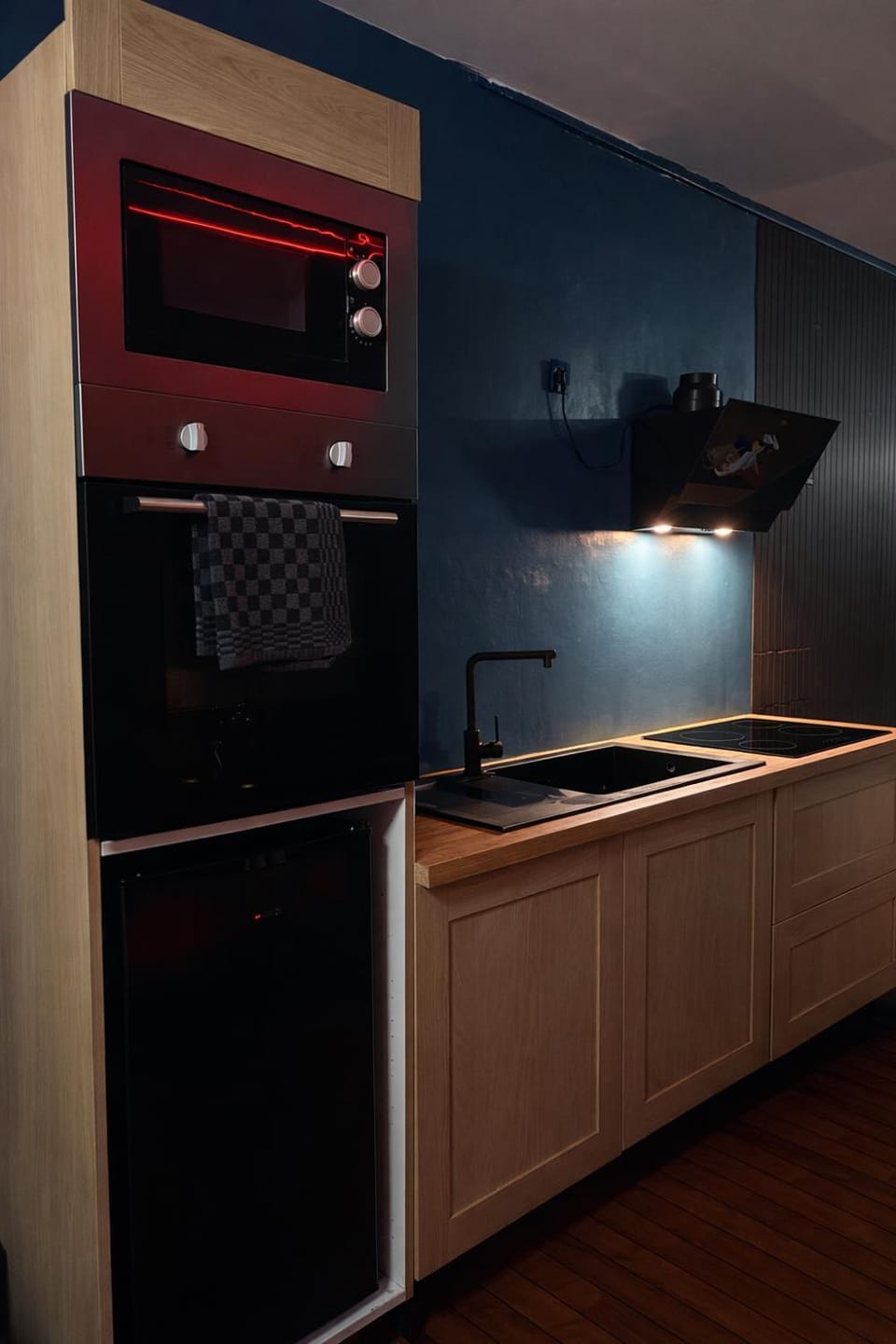 Kitchen or kitchenette, minibar, stove