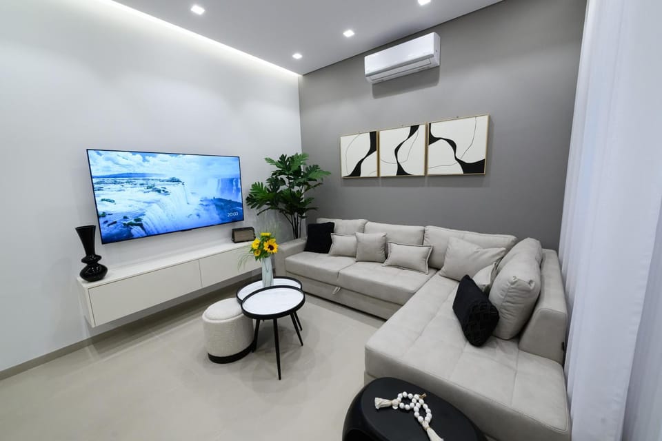 Communal lounge/ TV room, TV and multimedia, Living room, Seating area, air conditioner