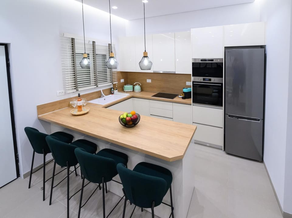 Kitchen or kitchenette, Dining area, dishwasher, minibar, oven, stove
