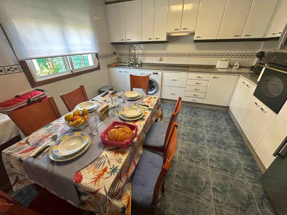 Kitchen or kitchenette, Dining area, oven, stove