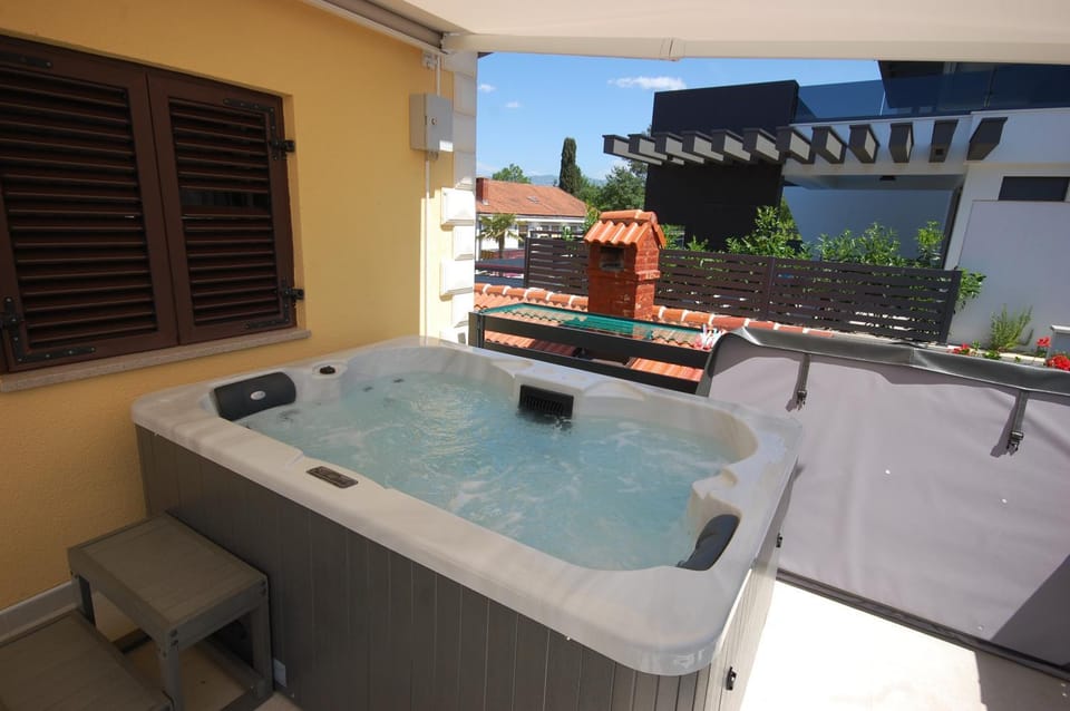 Day, Hot Tub
