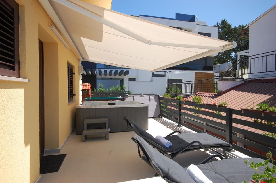 Day, Hot Tub, Balcony/Terrace, Seating area, sunbed
