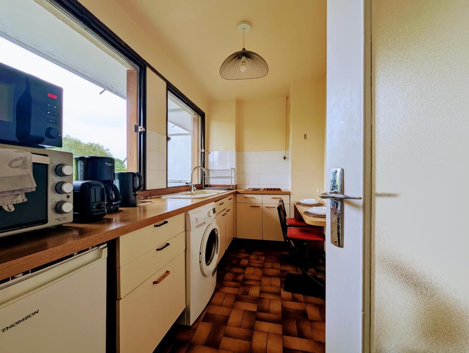 TV and multimedia, Kitchen or kitchenette, Dining area, stove, toaster