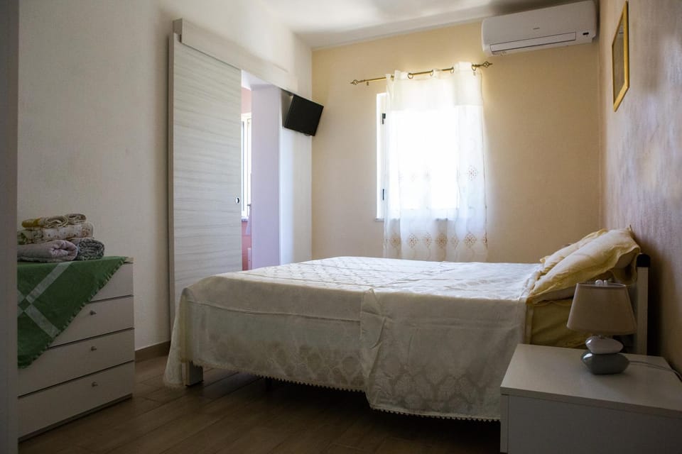 Facade/entrance, Bedroom, Garden view